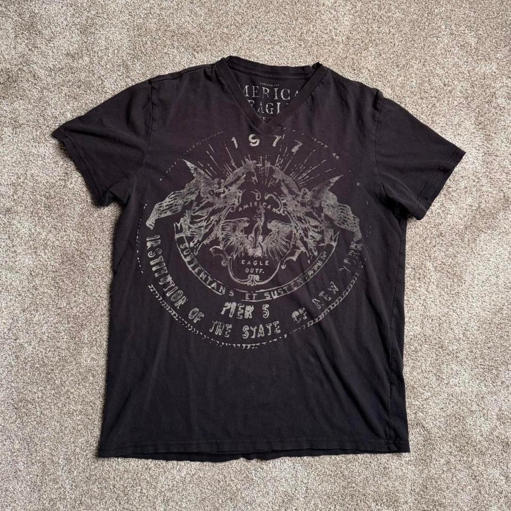AMERICAN EAGLE Y2K STYLE CHARCOAL V NECK GRAPHIC TEE